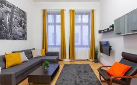 Dowtown Home In The Gozsdu Garden